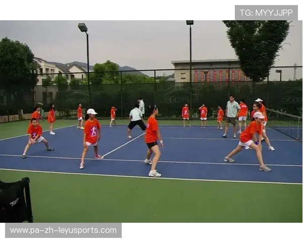 “网球对抗：高新体育中心赛场巅峰高手强强碰撞”